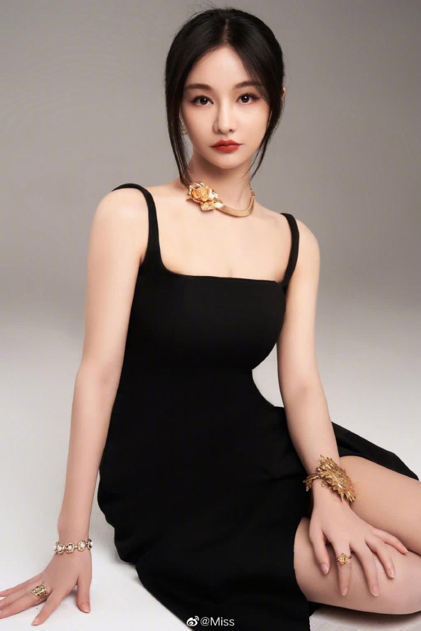 美女电竞主持人解说miss韩懿莹,她的美如同春日的花朵,绽放出无限的