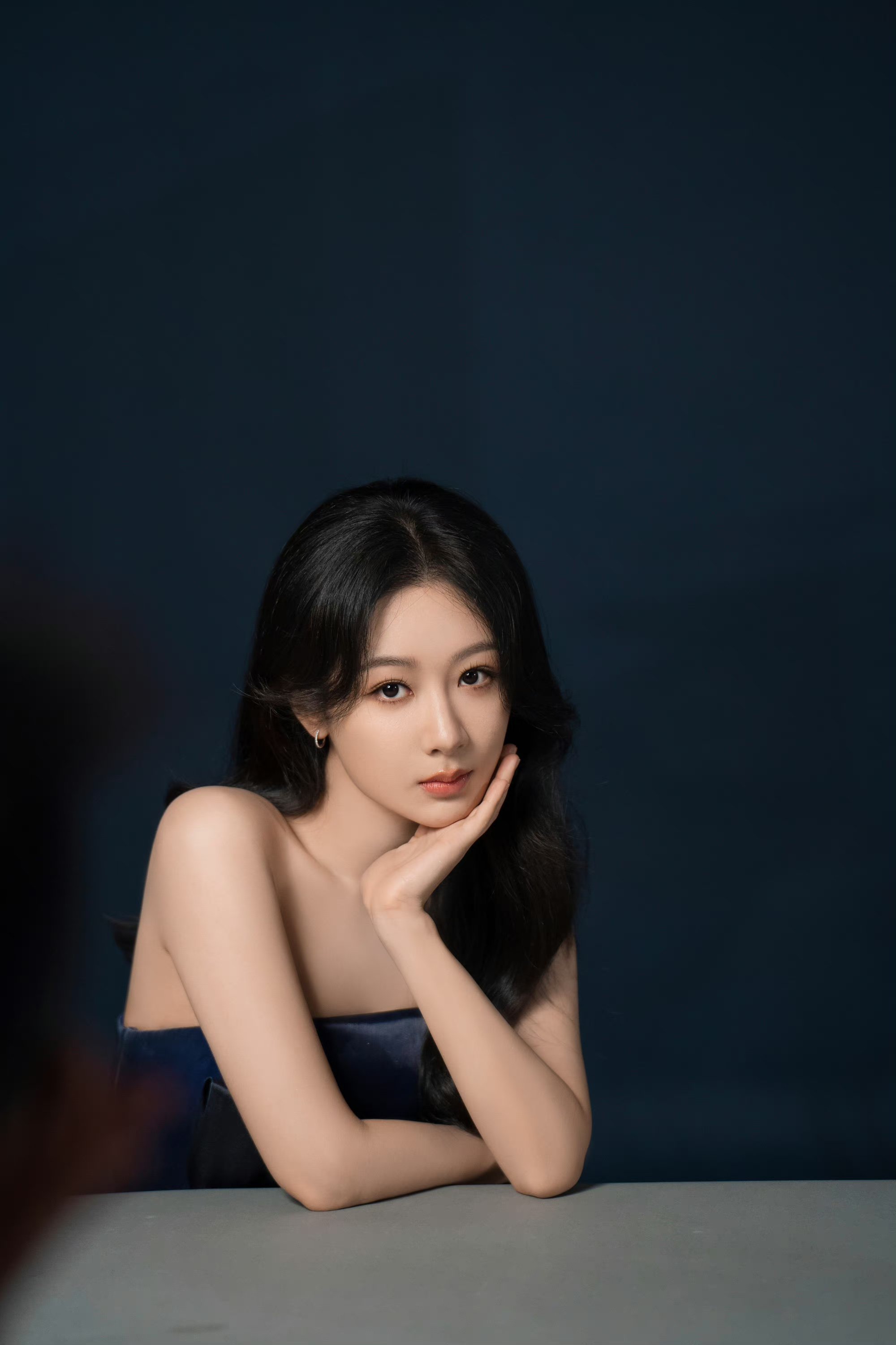 杨紫的藏蓝色抹胸连衣裙