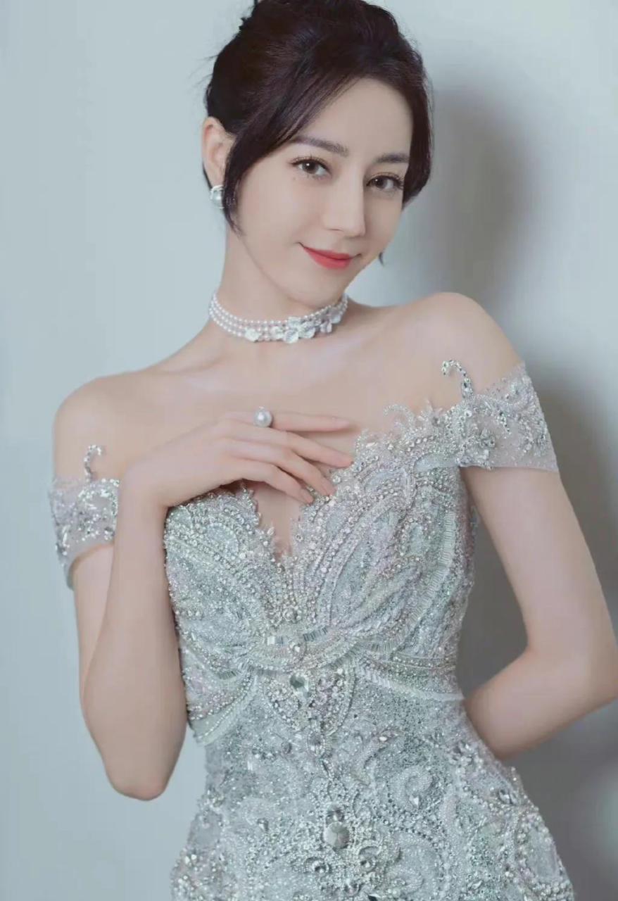 迪丽热巴真的太美丽了,神仙颜值一样的迪丽热巴太让人喜欢了!