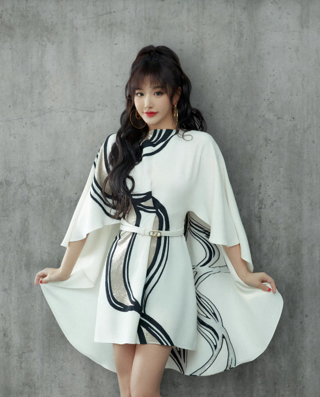 孔雪儿的穿搭多了分慵懒.