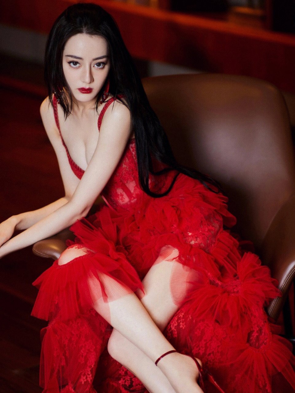 迪丽热巴一袭红色蕾丝网纱礼服裙性感又妩媚,藏不住女人味.