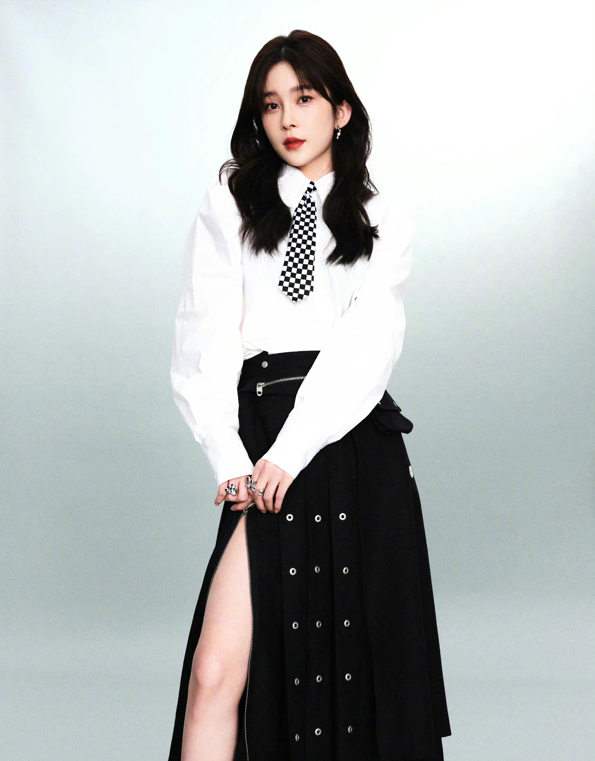 赵樱子的穿搭黑白简约彰显气质