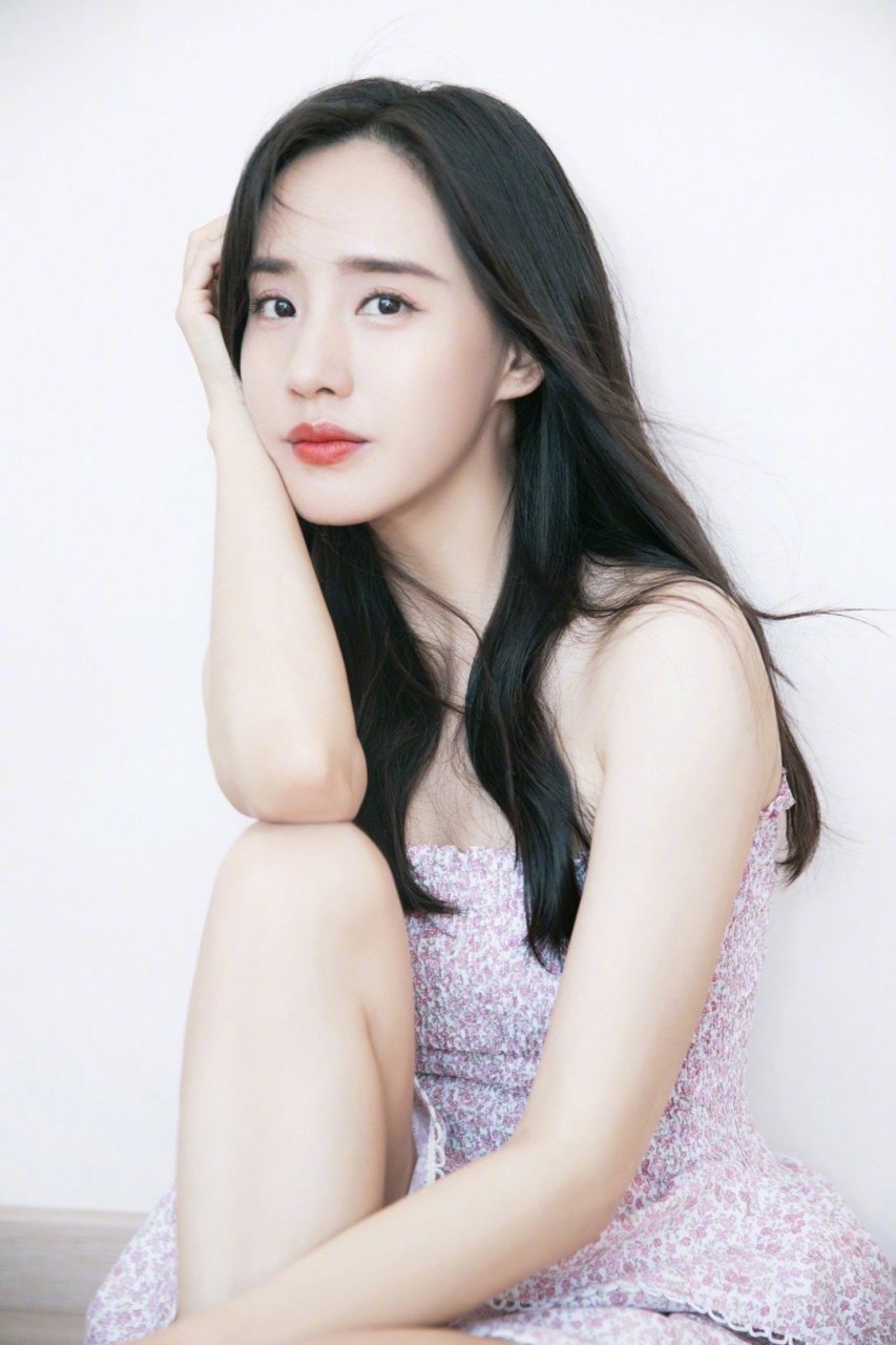 王智的抹胸连衣裙穿搭,甜美也清新