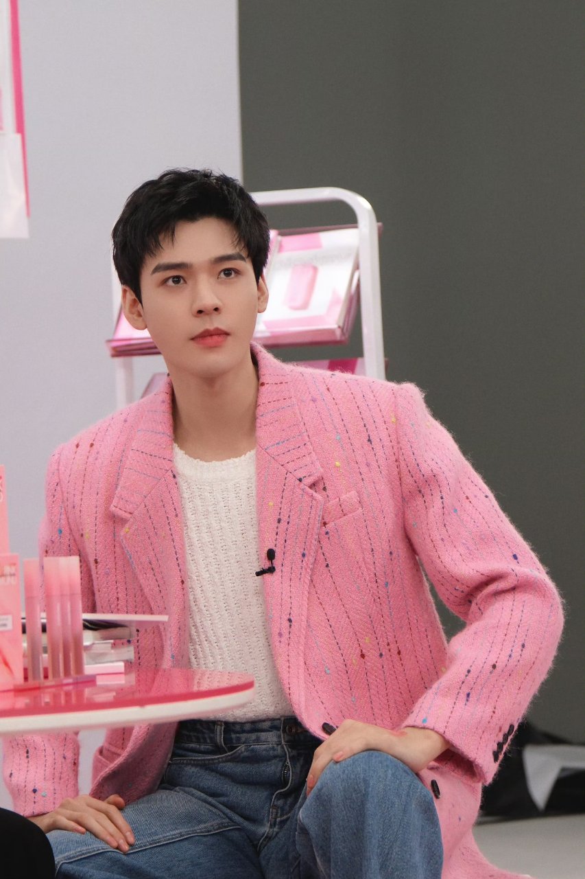 龚俊的粉色西服穿搭好似更为柔和.