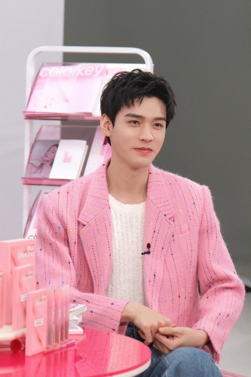 龚俊的粉色西服穿搭好似更为柔和.