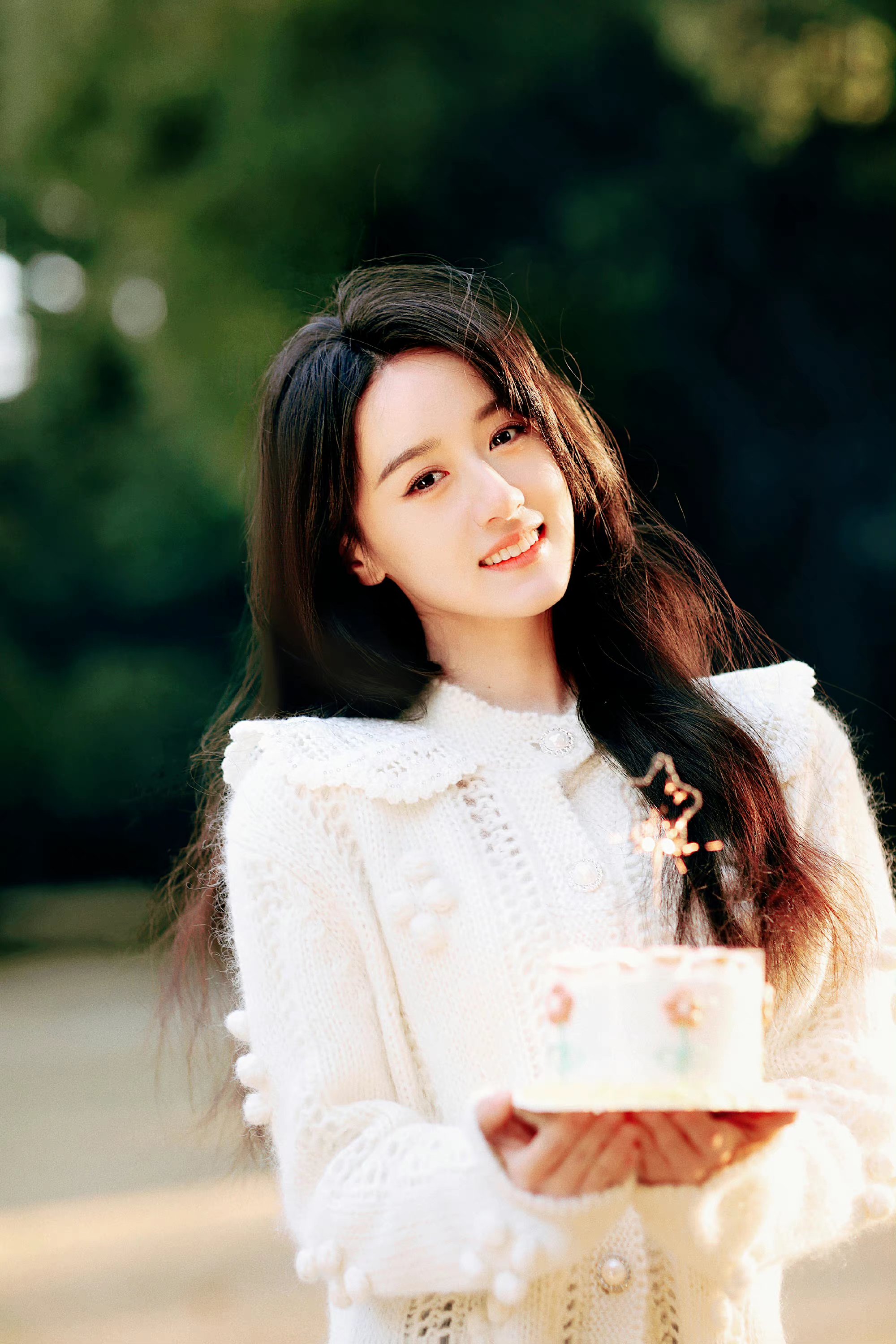 袁冰妍的穿搭中蓝色围巾更有存在感