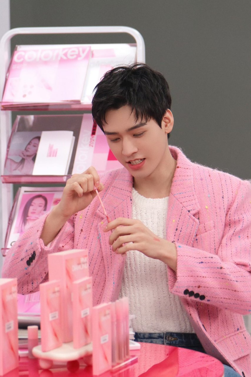 龚俊的粉色西服穿搭好似更为柔和.