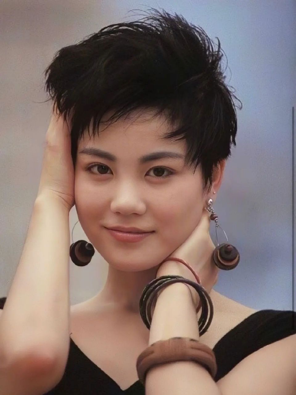 年轻时期的王菲,剪成短发气质很出众,帅气飒爽不失女人味