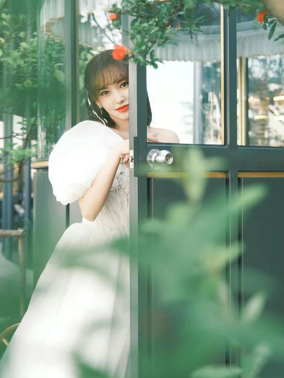 程潇穿白色礼服裙拍新造型,颜值与气质齐飞