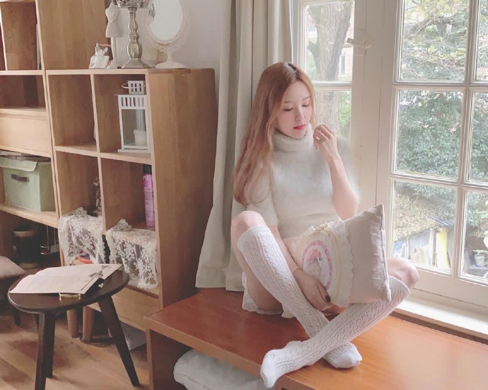 美女电竞解说主持人rita冯雨的美足,宛如晨曦中的露珠,清新自然,纯净