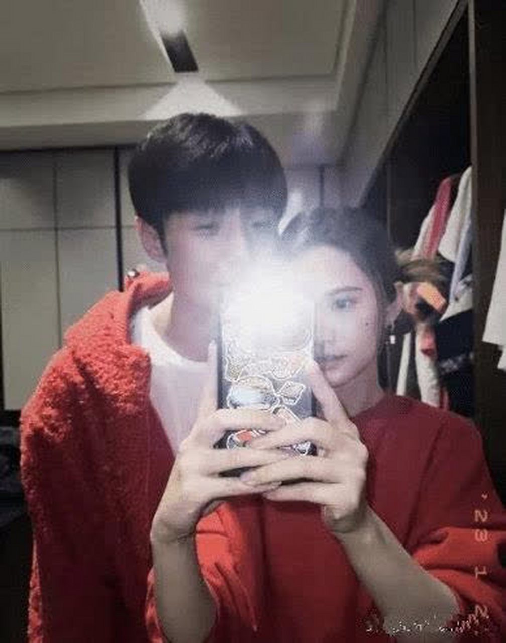 杨丞琳李荣浩高铁站亲吻.