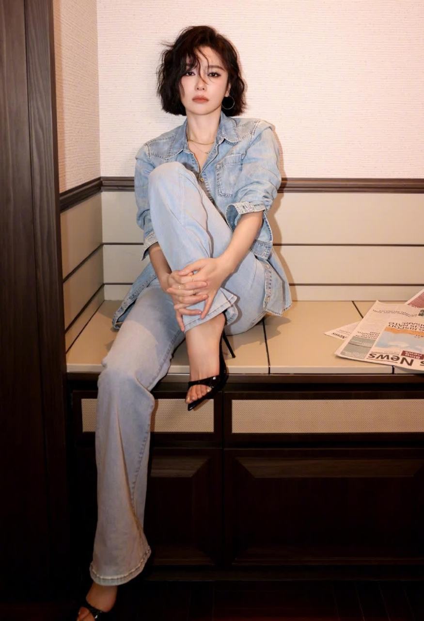 秦岚:黑色一字带高跟凉鞋