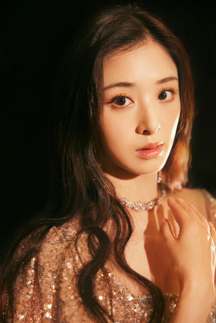 张含韵的穿搭透着高贵和奢华华丽之感.