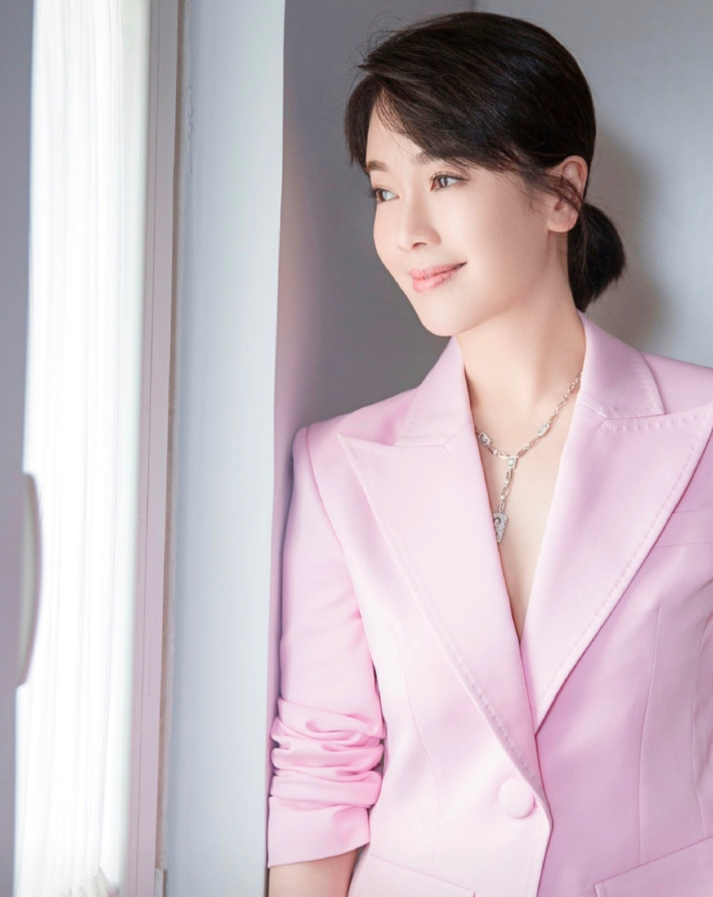 左小青穿粉色西装,靓丽端庄,清爽干净