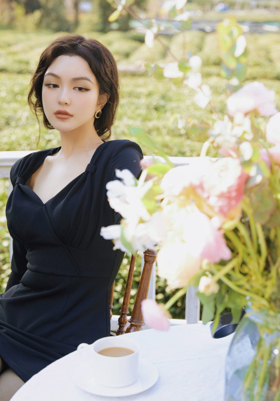 周扬青的穿搭多了优雅时尚.