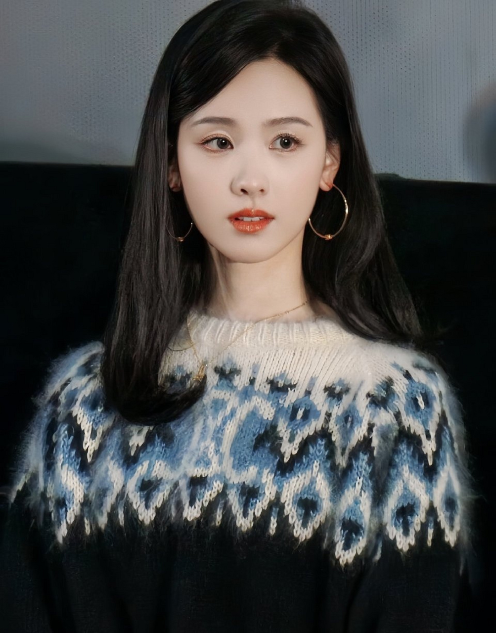 陈都灵有一种港风气质,像是上世界的港风大美人