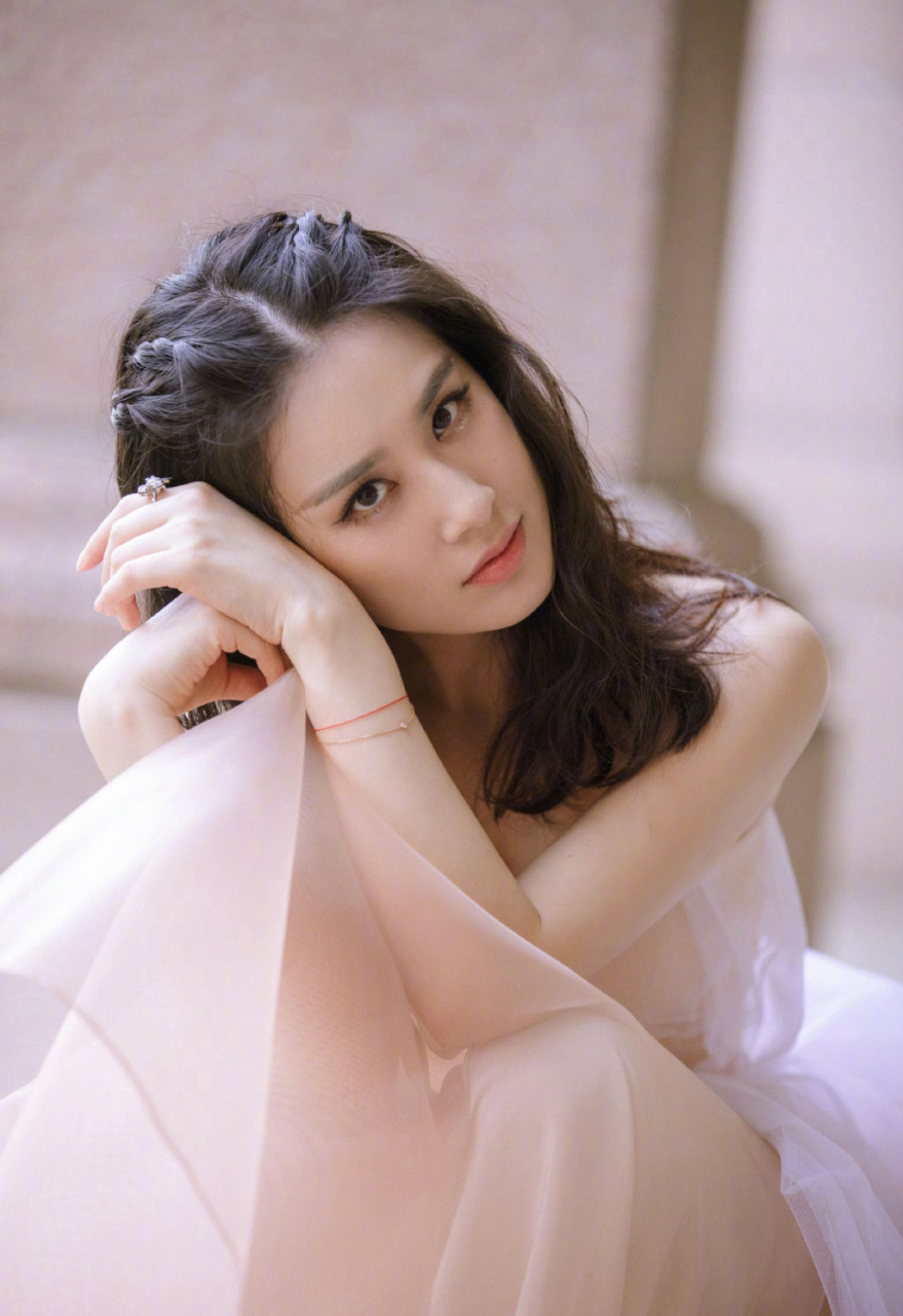 黄圣依"扮嫩不服老"穿抹胸连衣裙,勒得好紧绷特秀身线