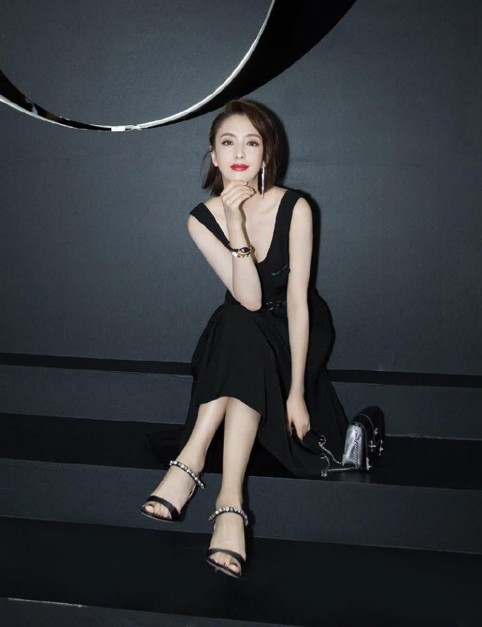 佟丽娅美丽的脚高跟凉鞋,如同玉般温润,动人心弦.