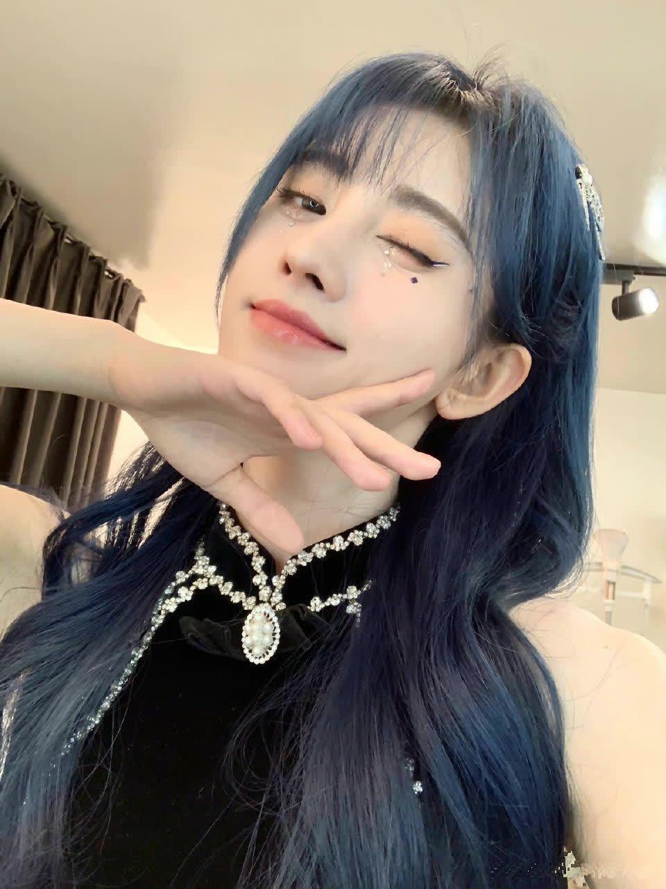 鞠婧祎最新蓝色发色自拍,好好看啊