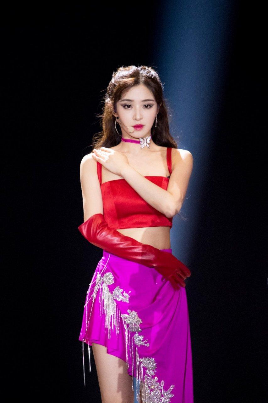 张含韵火辣穿衣,尽显完美身材