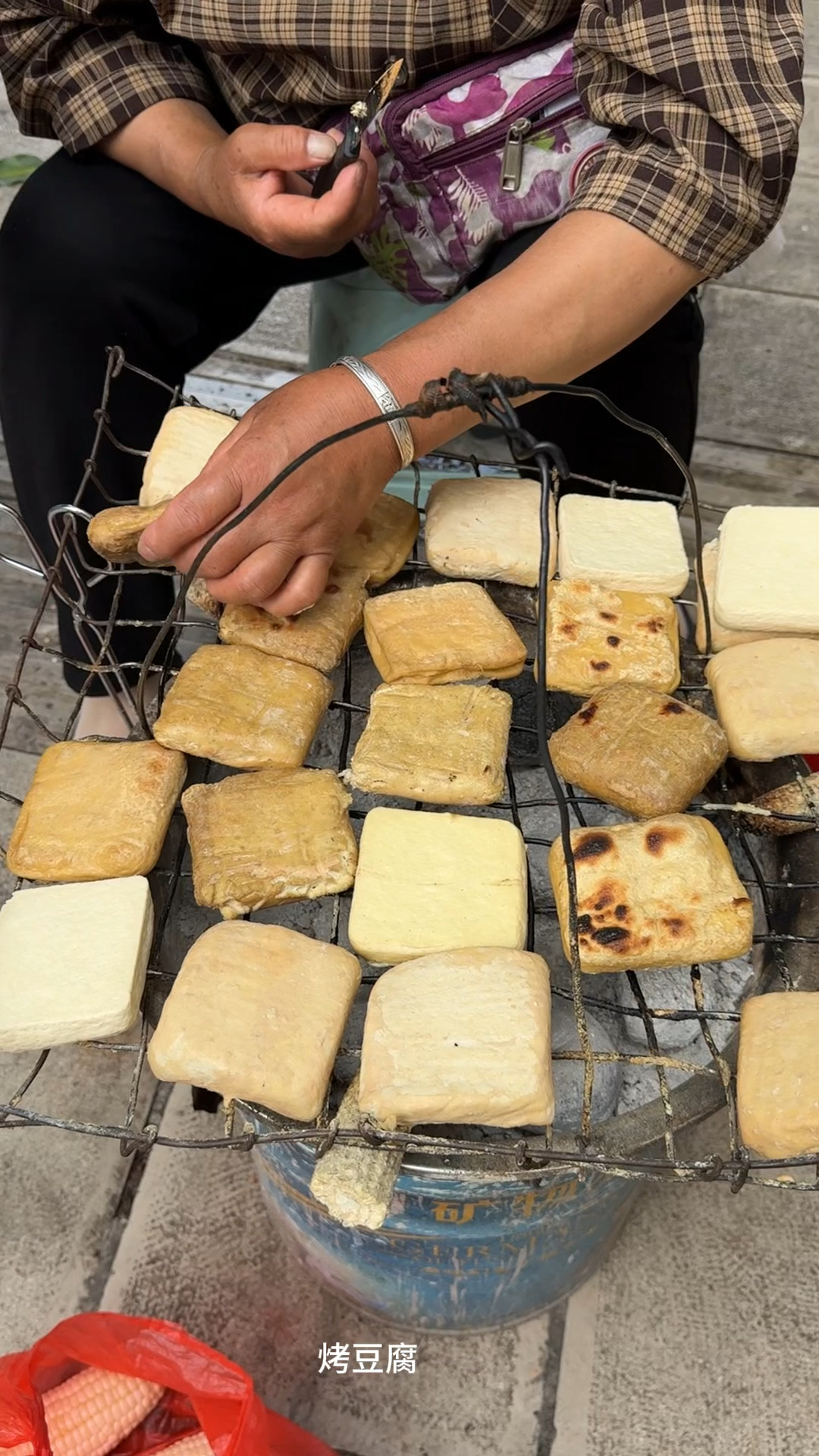 贵州六盘水特色美食臭豆腐豆腐,2元1块加上辣椒,香