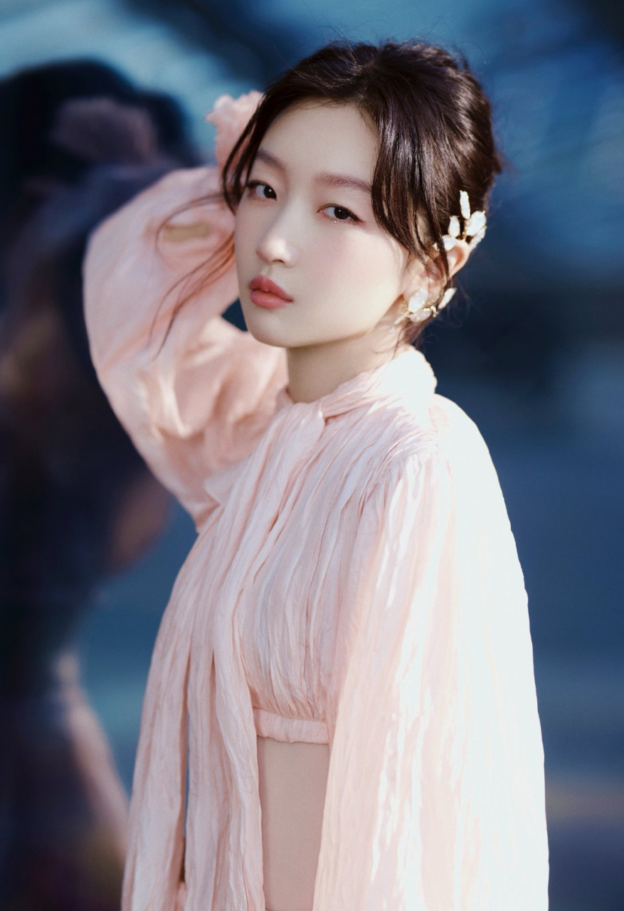 周冬雨,玫瑰金色长袖搭配同色系高腰裙,露腰穿搭,清新自然!