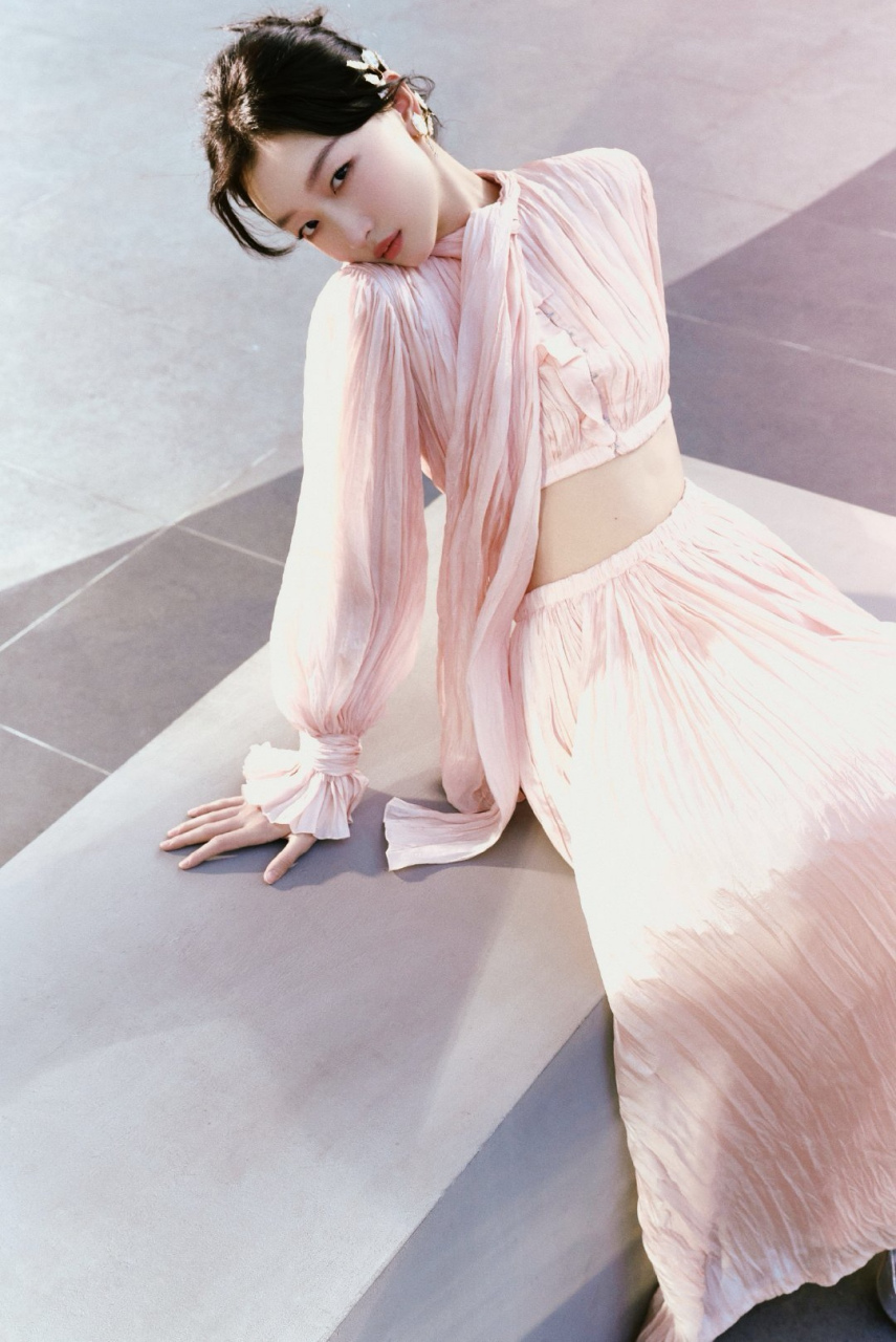 周冬雨,玫瑰金色长袖搭配同色系高腰裙,露腰穿搭,清新自然!