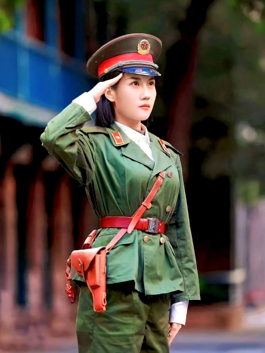 女兵照片横屏80年代中国女兵摄影壁纸敬礼的女兵图片军服女兵照片95式