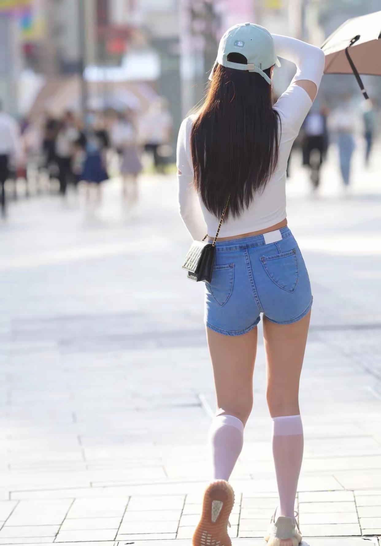 街拍|性感靓丽的牛仔热裤美女.街头时尚,尽在脚下.