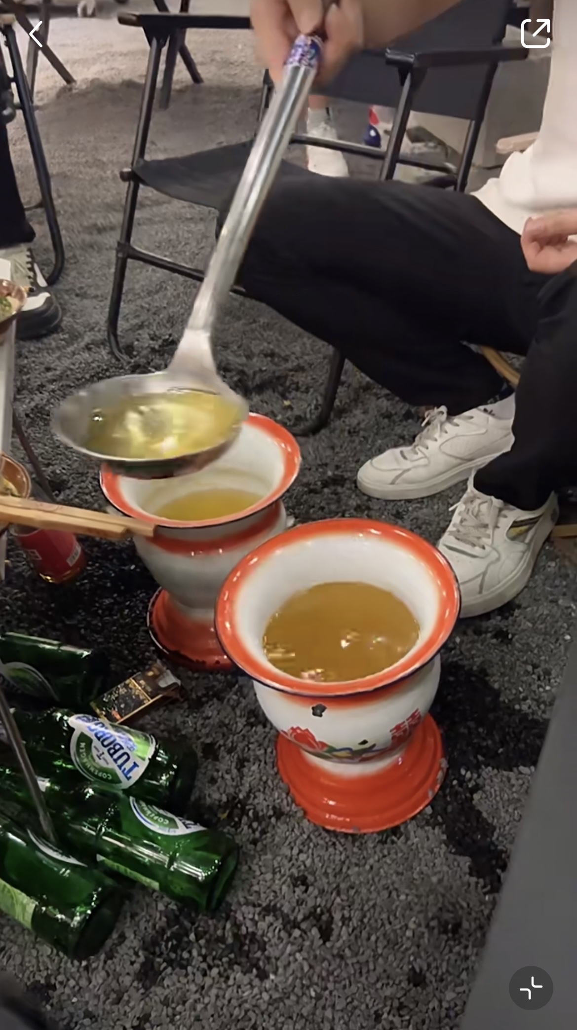 用痰盂来装啤酒的创意亏商家想得出,对于经历过那个年代的人,每一口都