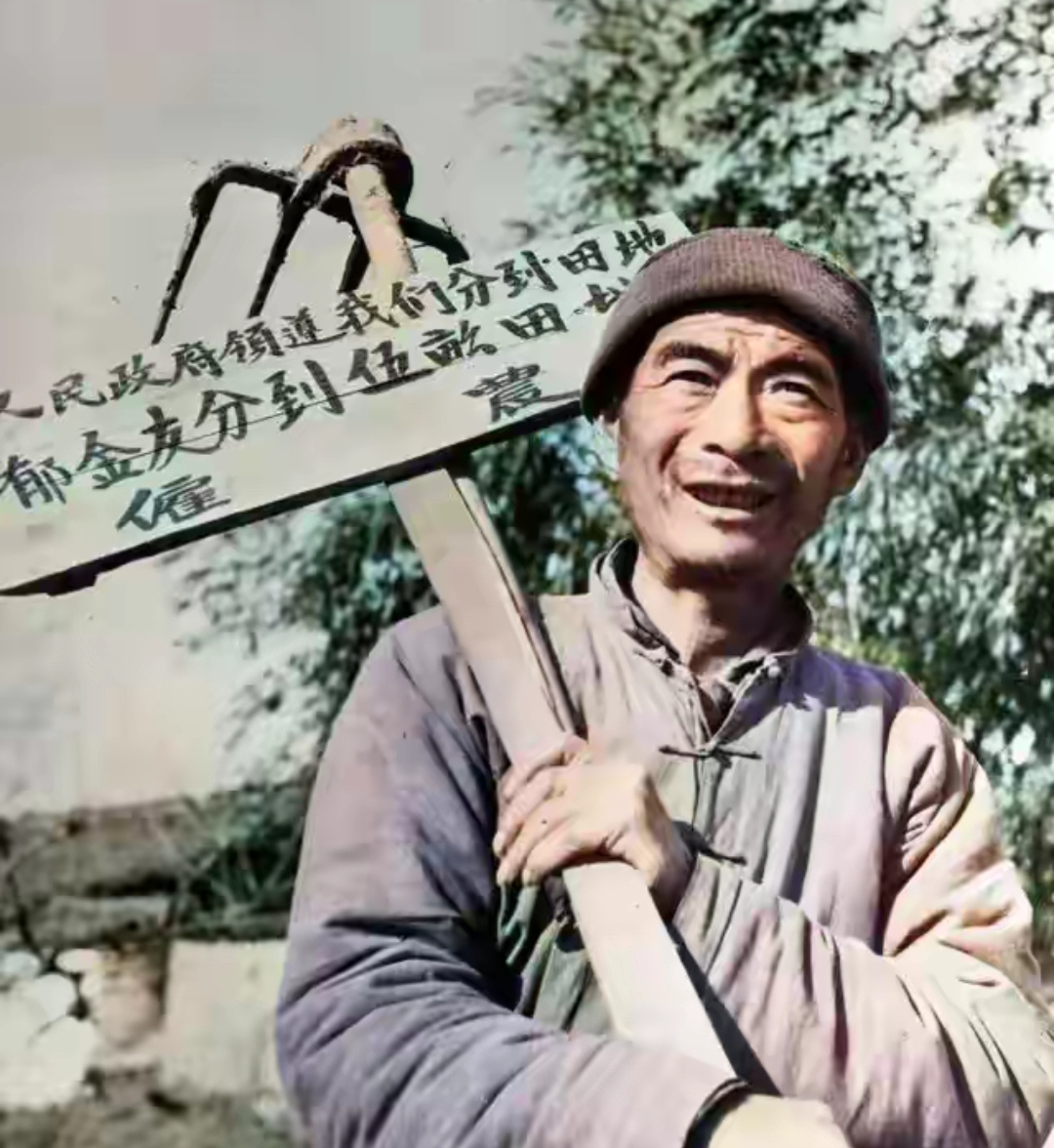 1951年,浙江杭县,贫雇农郁金友分到了五亩田地后,扛着犁耙和木牌子
