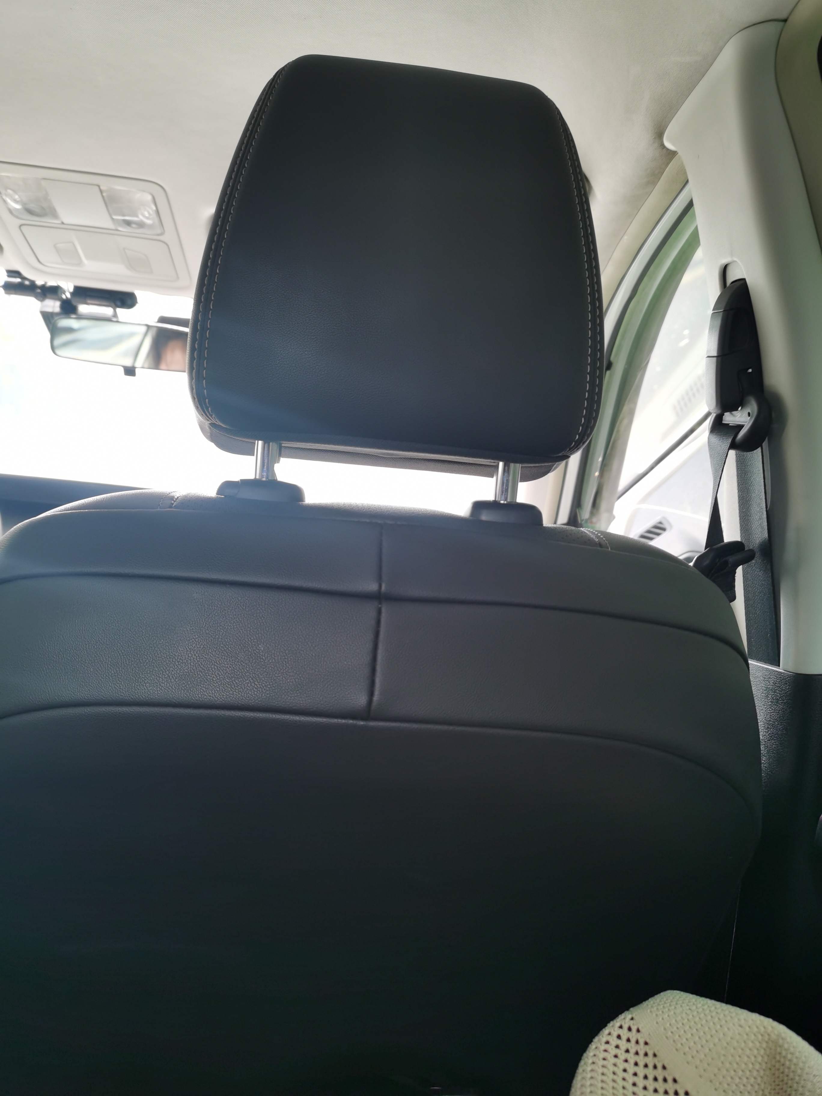 我刚从昆明老街溜达完出来,一出门就瞅见路边停了好几辆出租车,还有