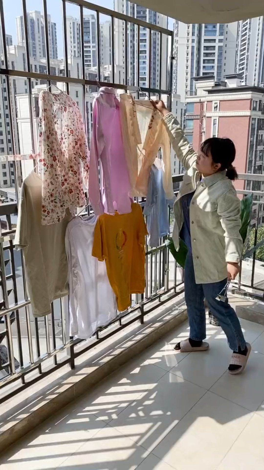 家里有防盗网的,可以安装这种挂钩,平时晾衣服,晒干货都很方便