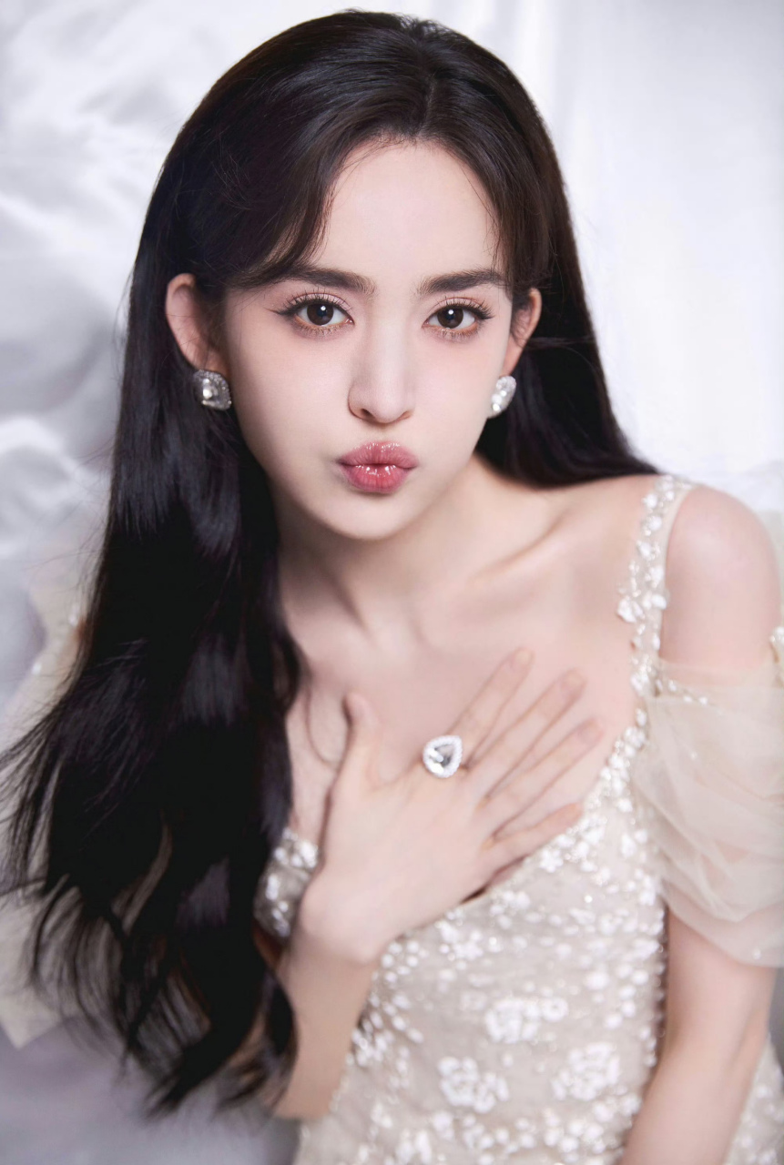 古力娜扎,紧身吊带深v裙,好身材尤显性感!