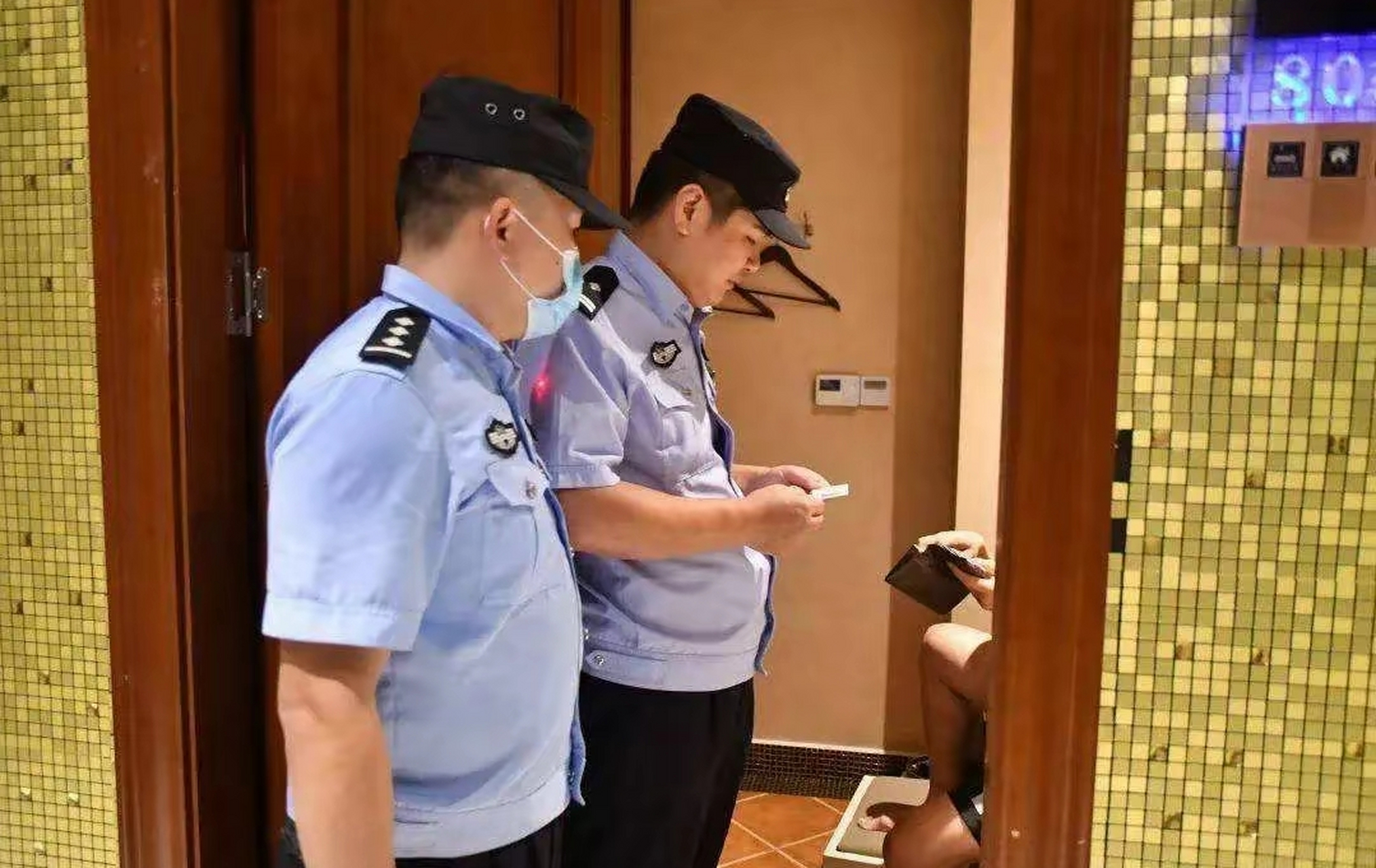 情侣入住酒店,为何几乎很少被警察查房?