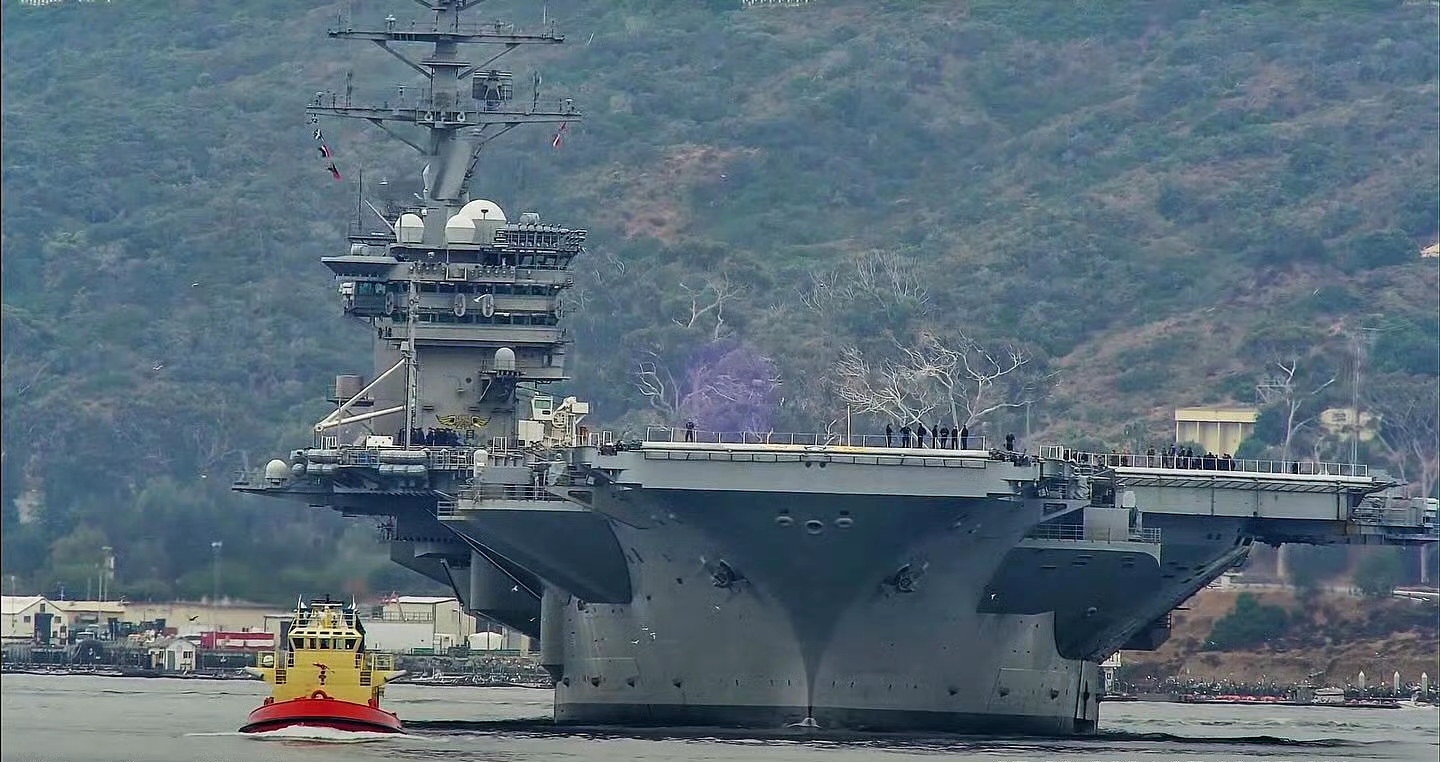 舰船欣赏:返回圣迭戈港的尼米兹号航空母舰,舰上人员正在进行靠港作业
