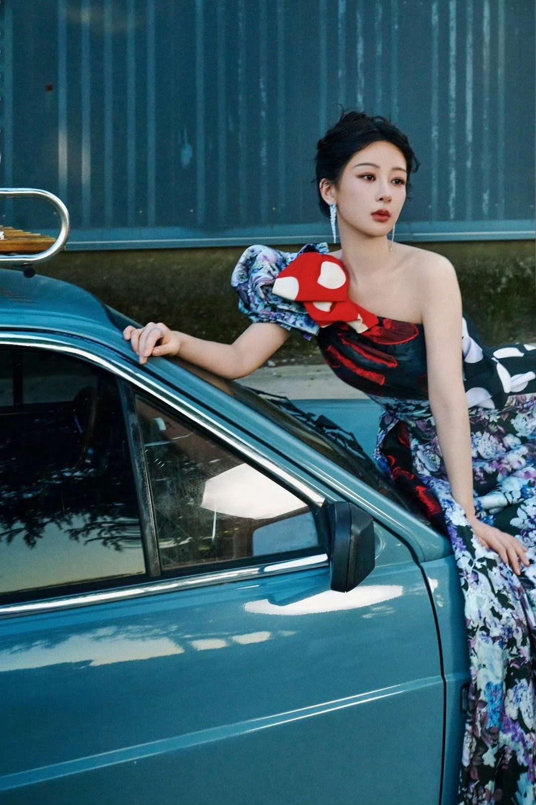 杨紫高定碎花裙真有气质