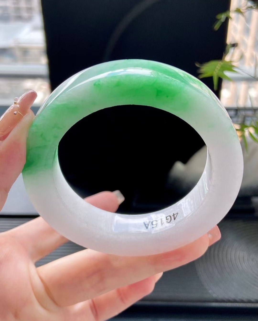 白底青翡翠手镯