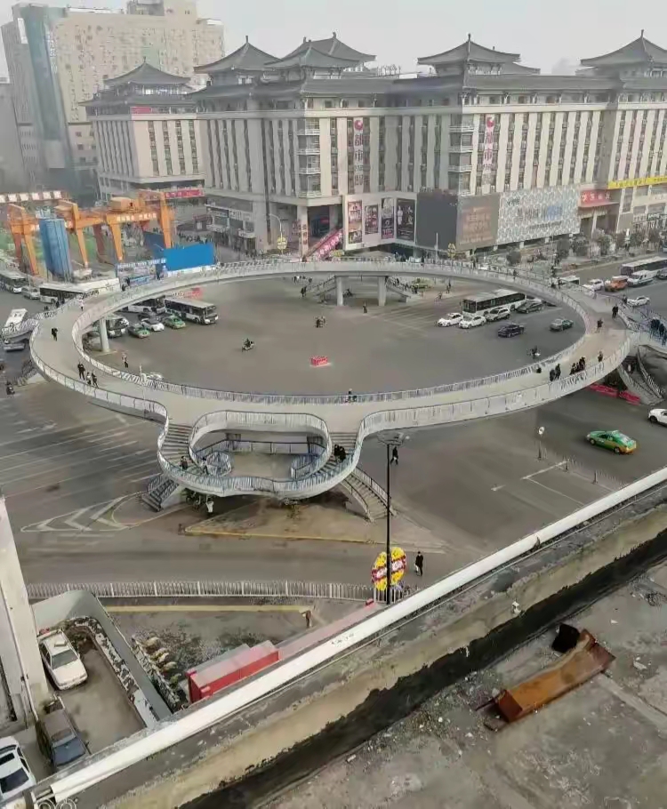 当年这里是西安市最繁华的十字路口,许多人会站在园天桥上四处观望