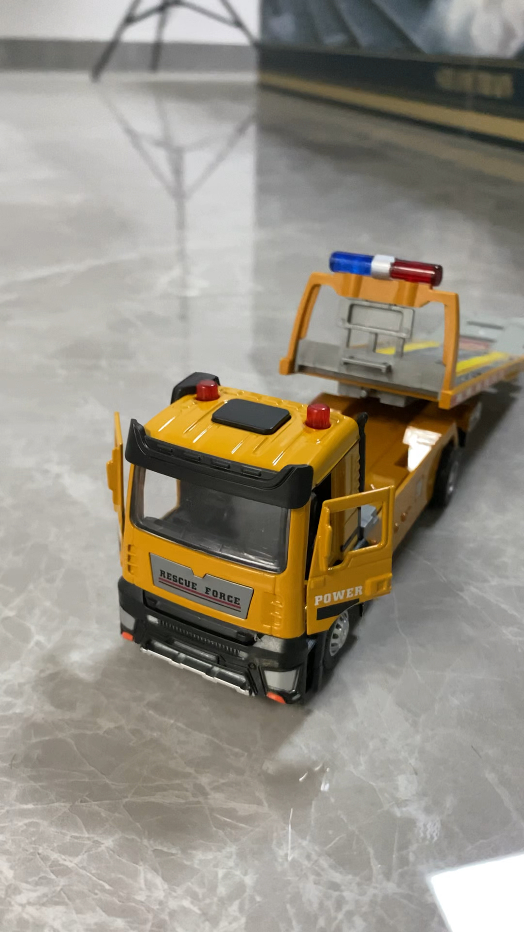 平板拖车,可以拖其他小玩具车