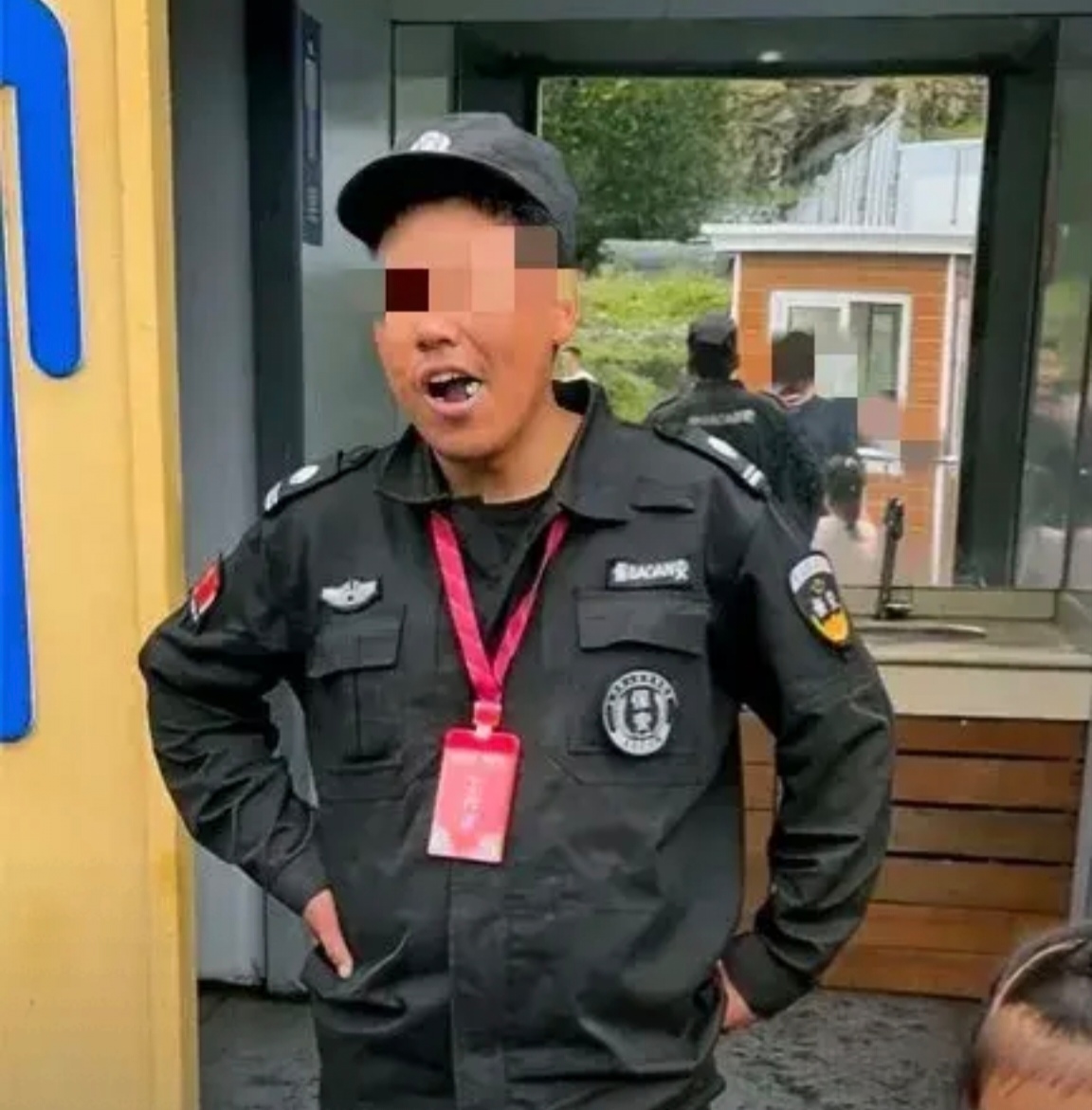 6岁女孩想上厕所,父亲花30元买了一张门票去景区