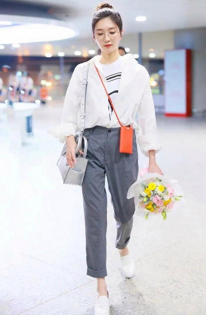 江疏影文艺范十足,眼镜一戴简约又温柔