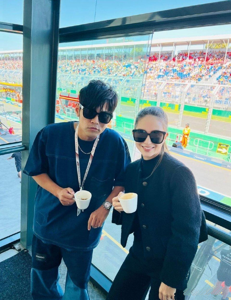 周杰伦夫妇一同观看f1比赛!