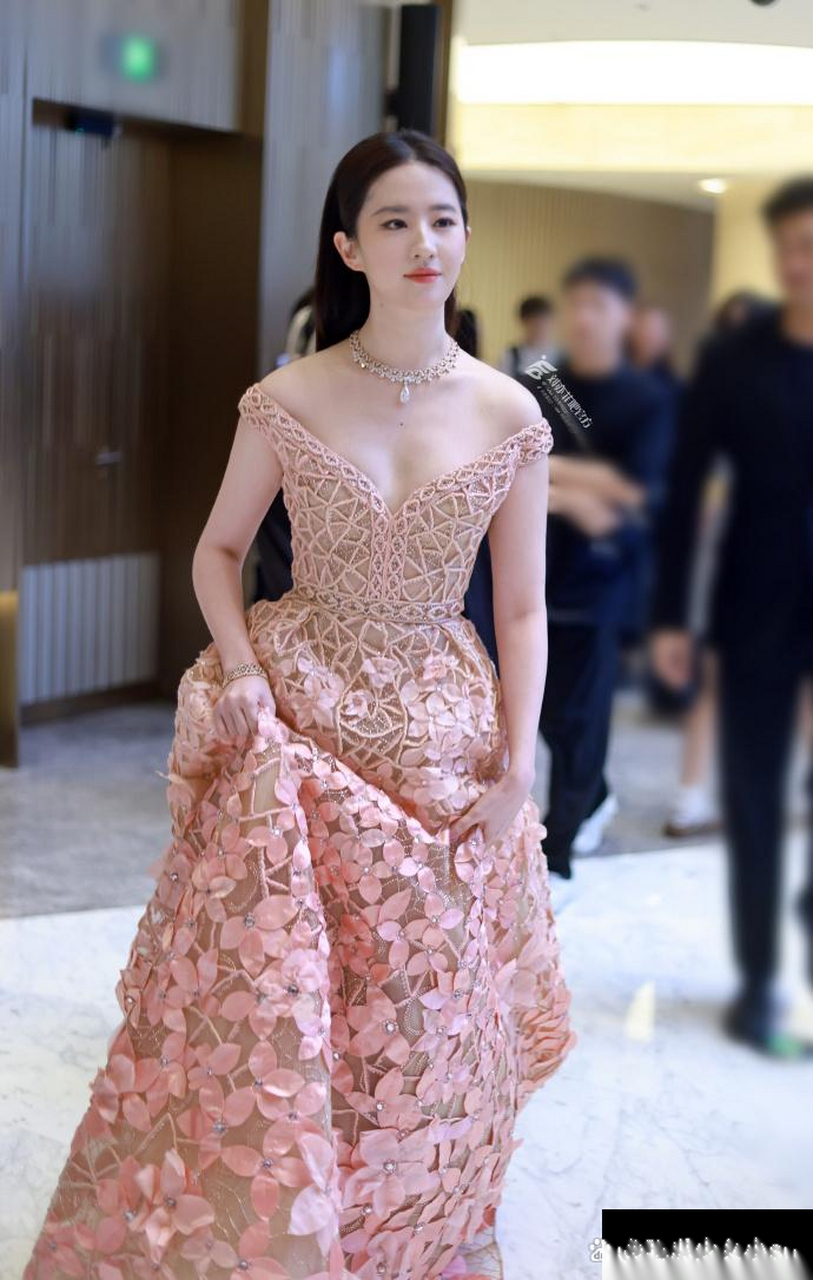 刘亦菲上次白玉兰还是溜肩,这次又是直角肩了,明星真的是收放自如.