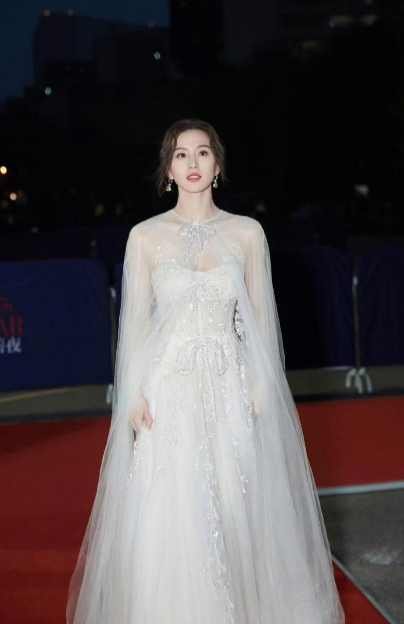 刘诗诗穿白裙优雅又大气,美翻了