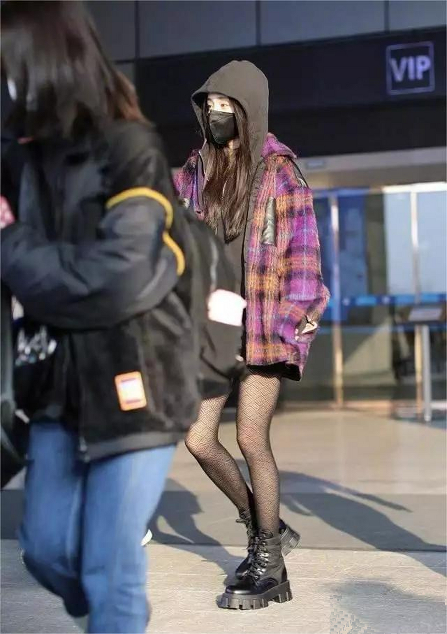 杨幂的高级感非一般,穿格纹外套配卫衣走机场,轻松美出国际范