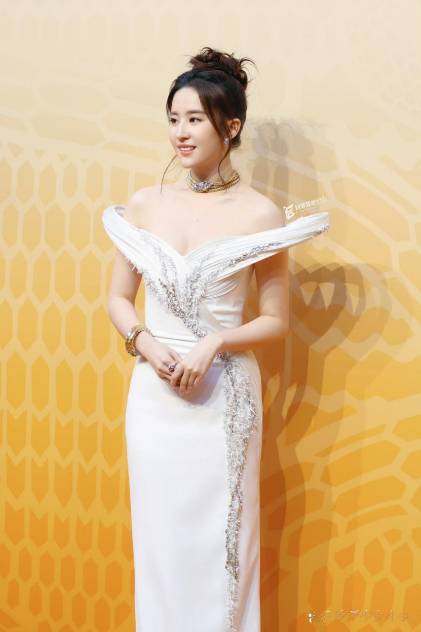 刘亦菲上次白玉兰还是溜肩,这次又是直角肩了,明星真的是收放自如.