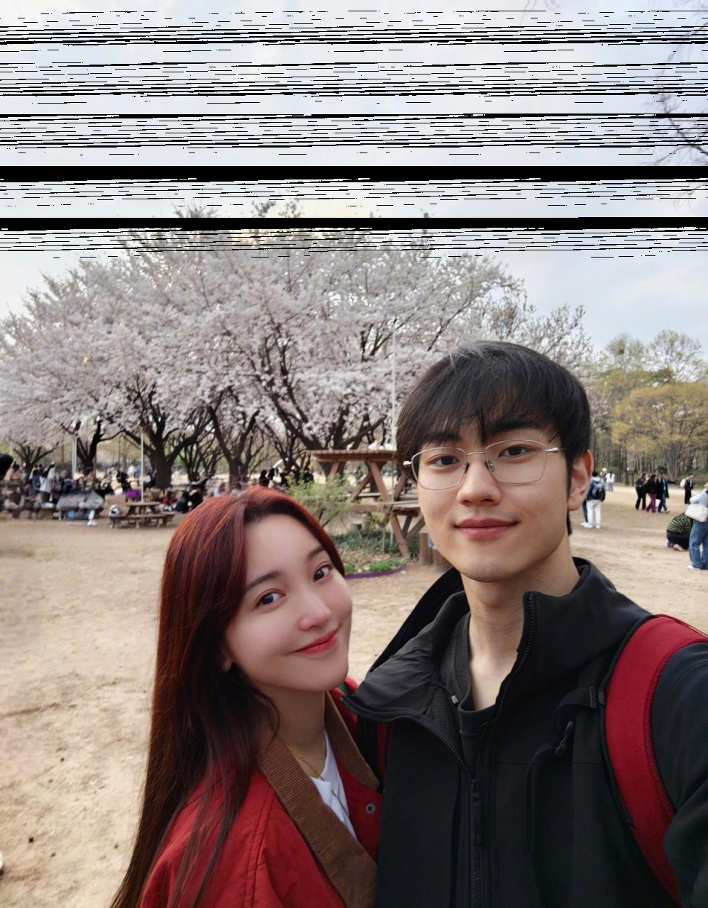 金莎和小男朋友很幸福.