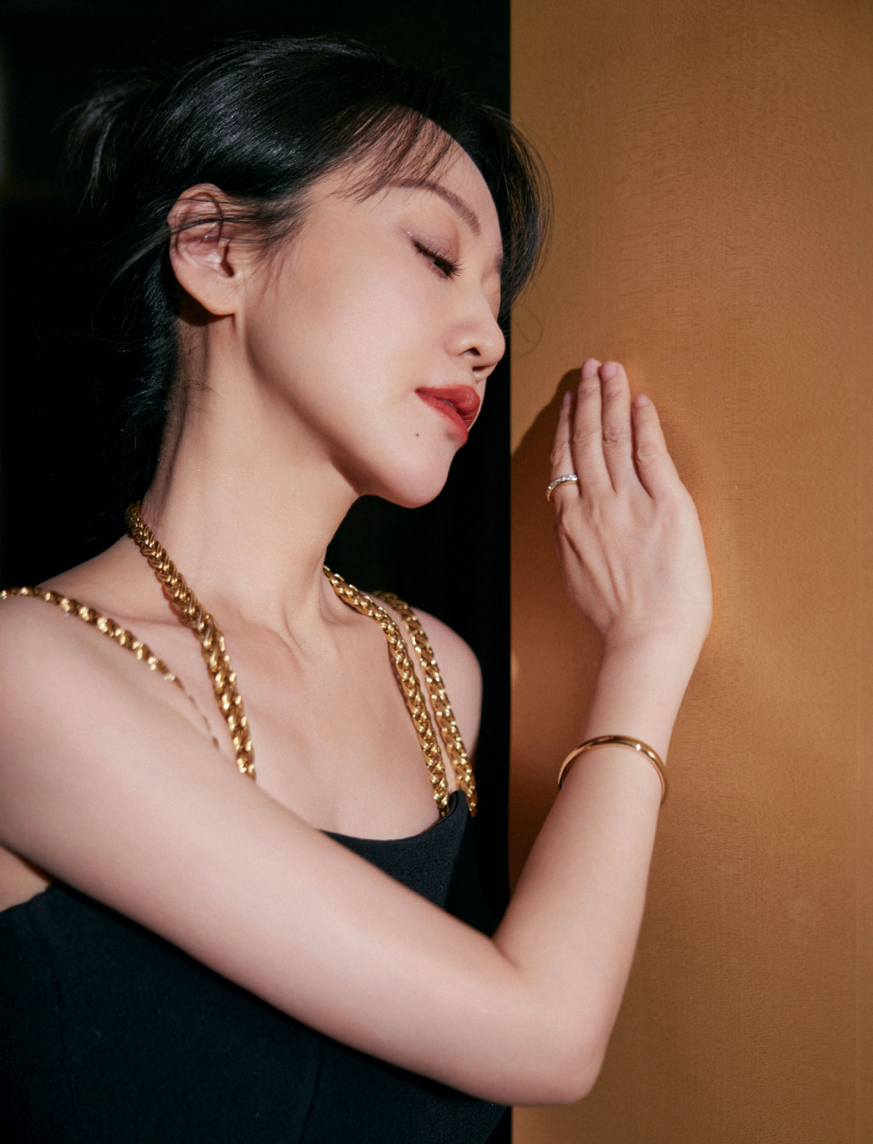 闫妮黑色长裙优雅迷人