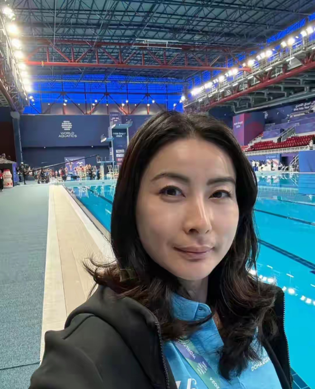 郭晶晶忙里偷闲, 在奥运泳池边自拍了一下, 眼里充满了光.